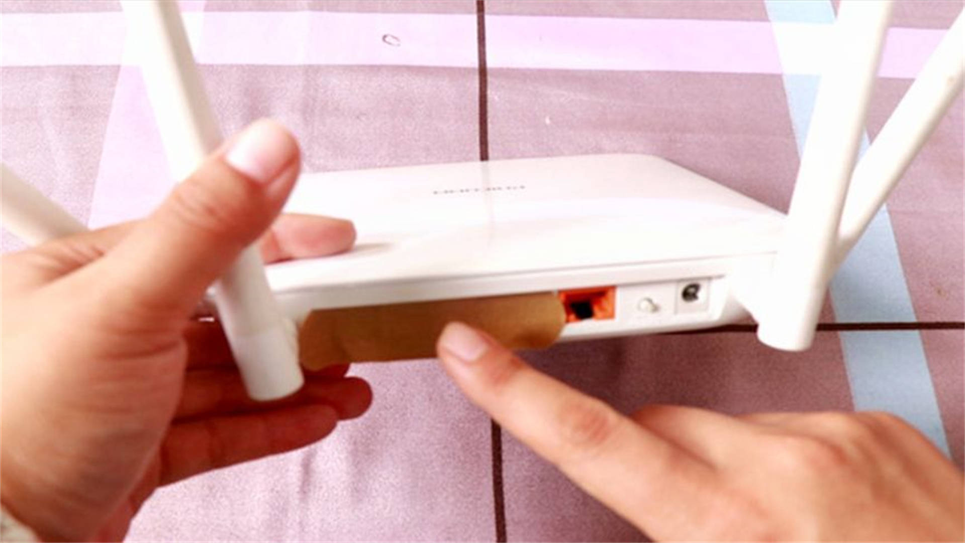 Dán băng cá nhân lên router wifi, bạn sẽ phải bất ngờ với kết quả: Tiếc vì không biết sớm hơn!- Ảnh 2.