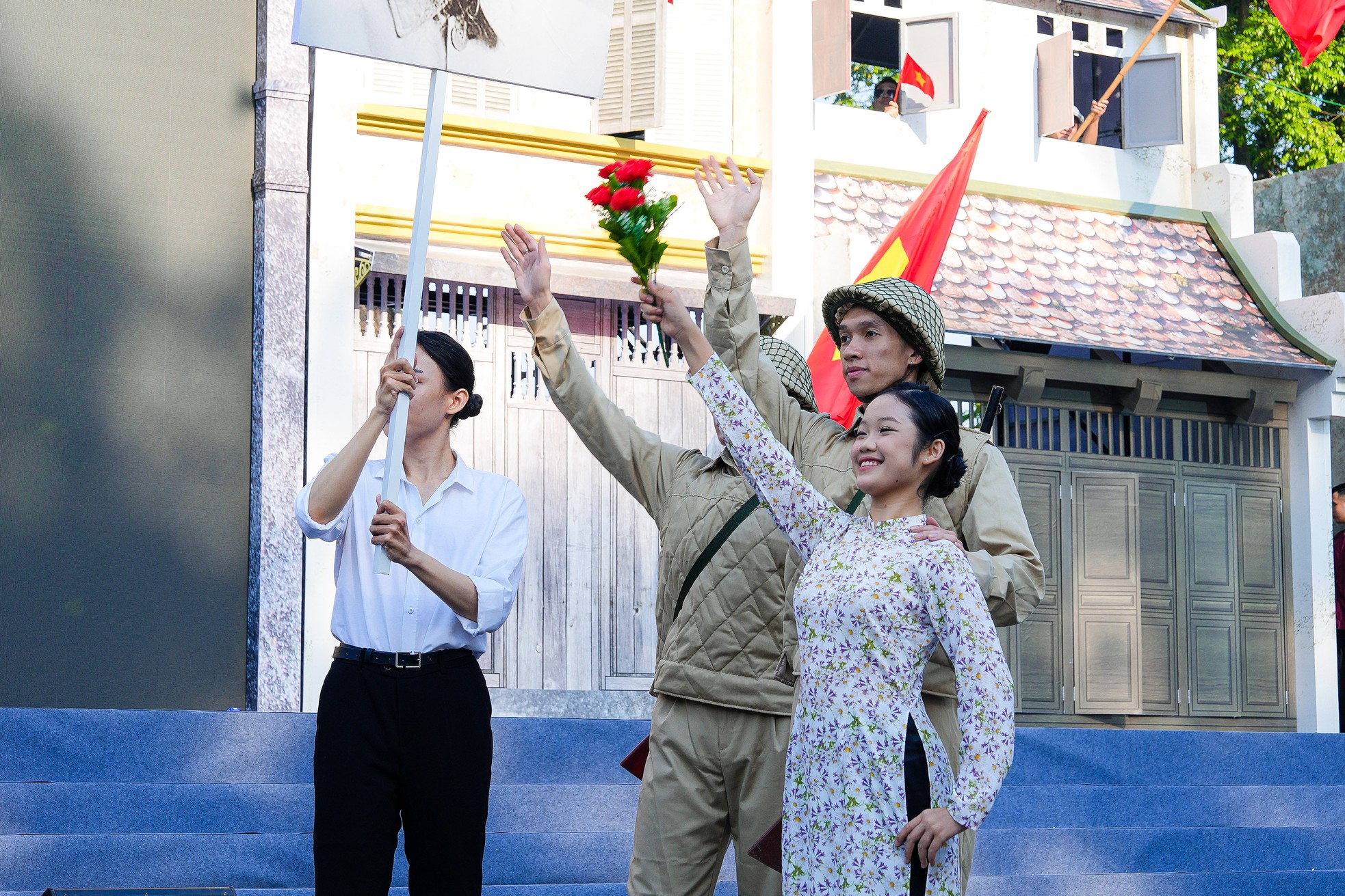 Hình ảnh đoàn quân tiến về Hà Nội năm 1954 được tái hiện tại hồ Gươm - Ảnh 12.