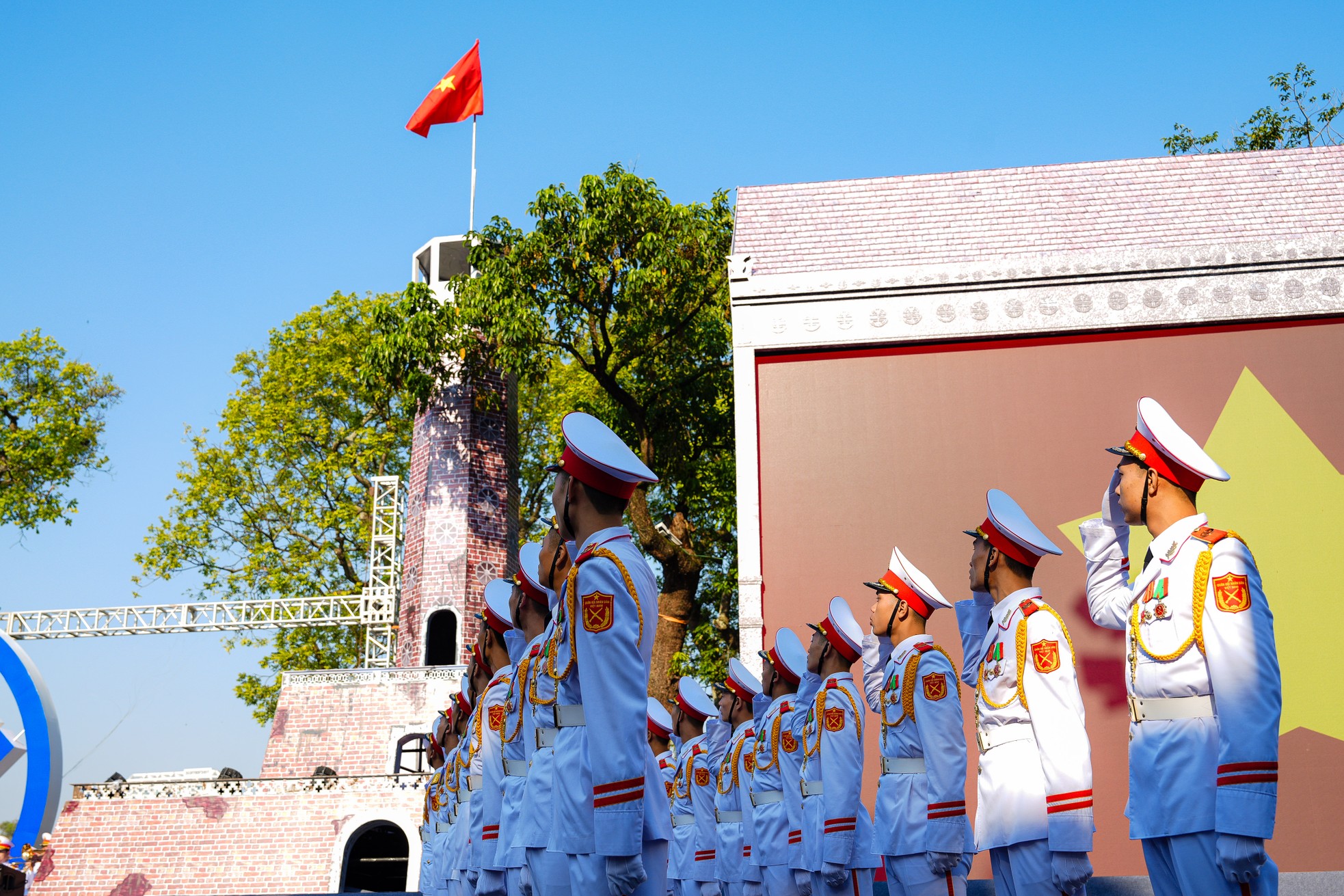 Hình ảnh đoàn quân tiến về Hà Nội năm 1954 được tái hiện tại hồ Gươm - Ảnh 13.