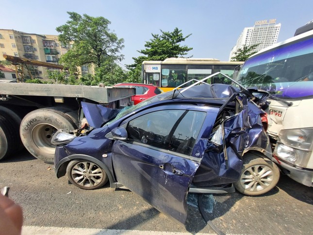 Hà Nội: Tai nạn ô tô liên hoàn, 4 người mắc kẹt - Ảnh 1.