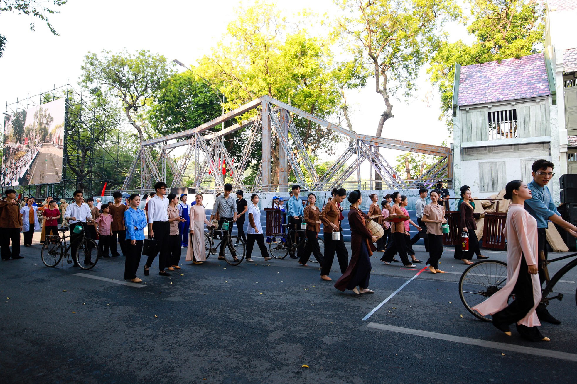 Hình ảnh đoàn quân tiến về Hà Nội năm 1954 được tái hiện tại hồ Gươm - Ảnh 10.