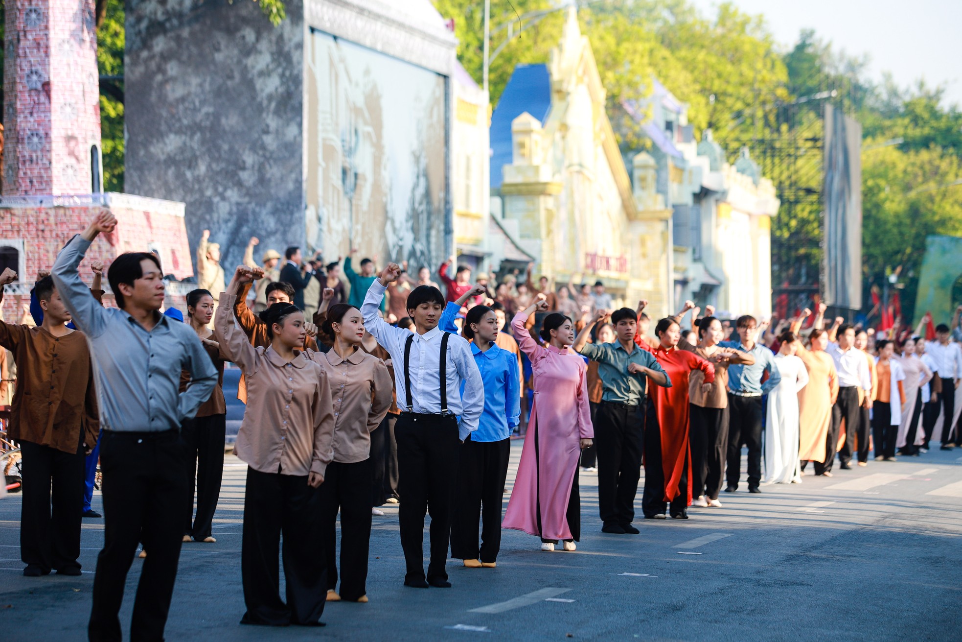 Hình ảnh đoàn quân tiến về Hà Nội năm 1954 được tái hiện tại hồ Gươm - Ảnh 11.