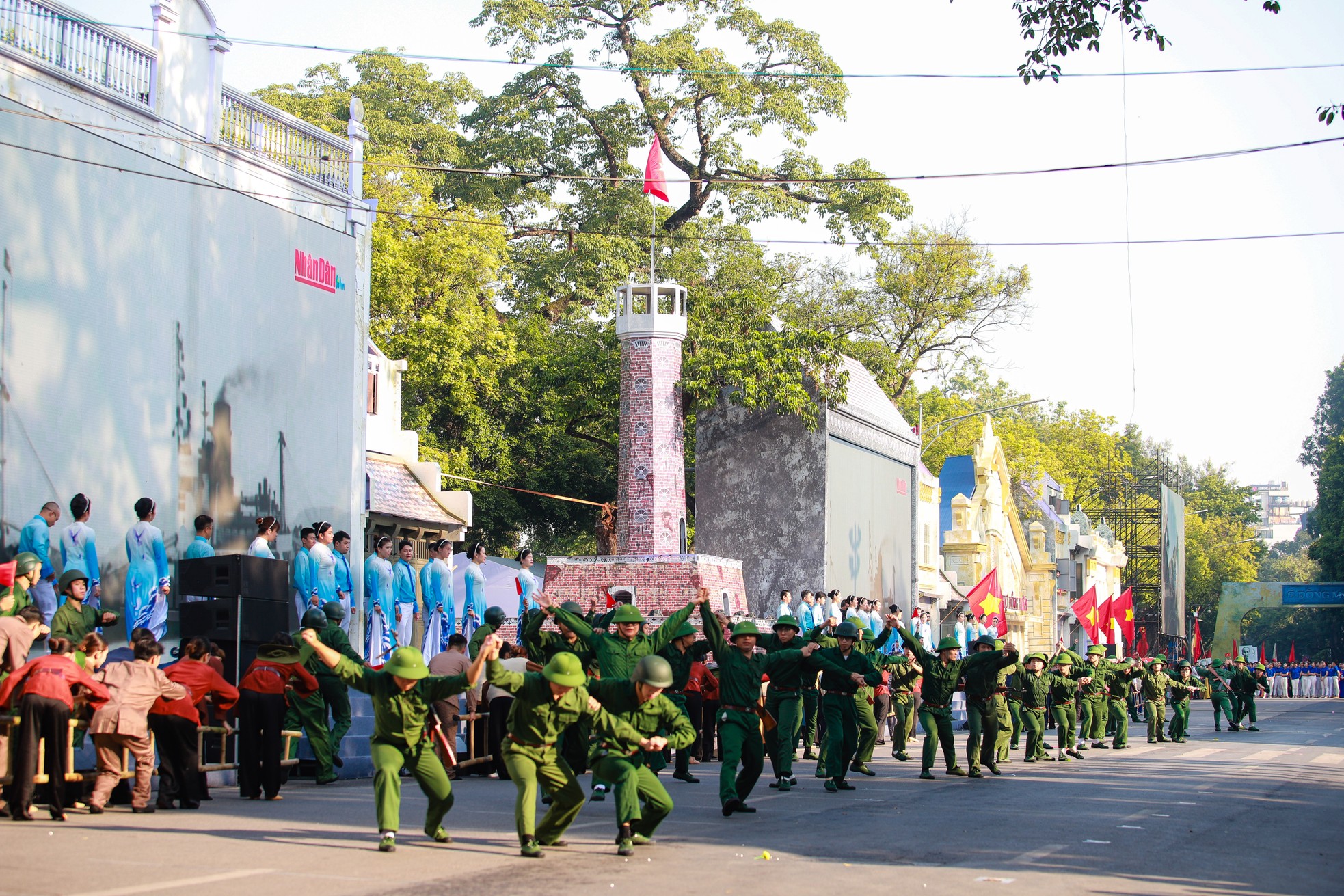 Hình ảnh đoàn quân tiến về Hà Nội năm 1954 được tái hiện tại hồ Gươm - Ảnh 3.