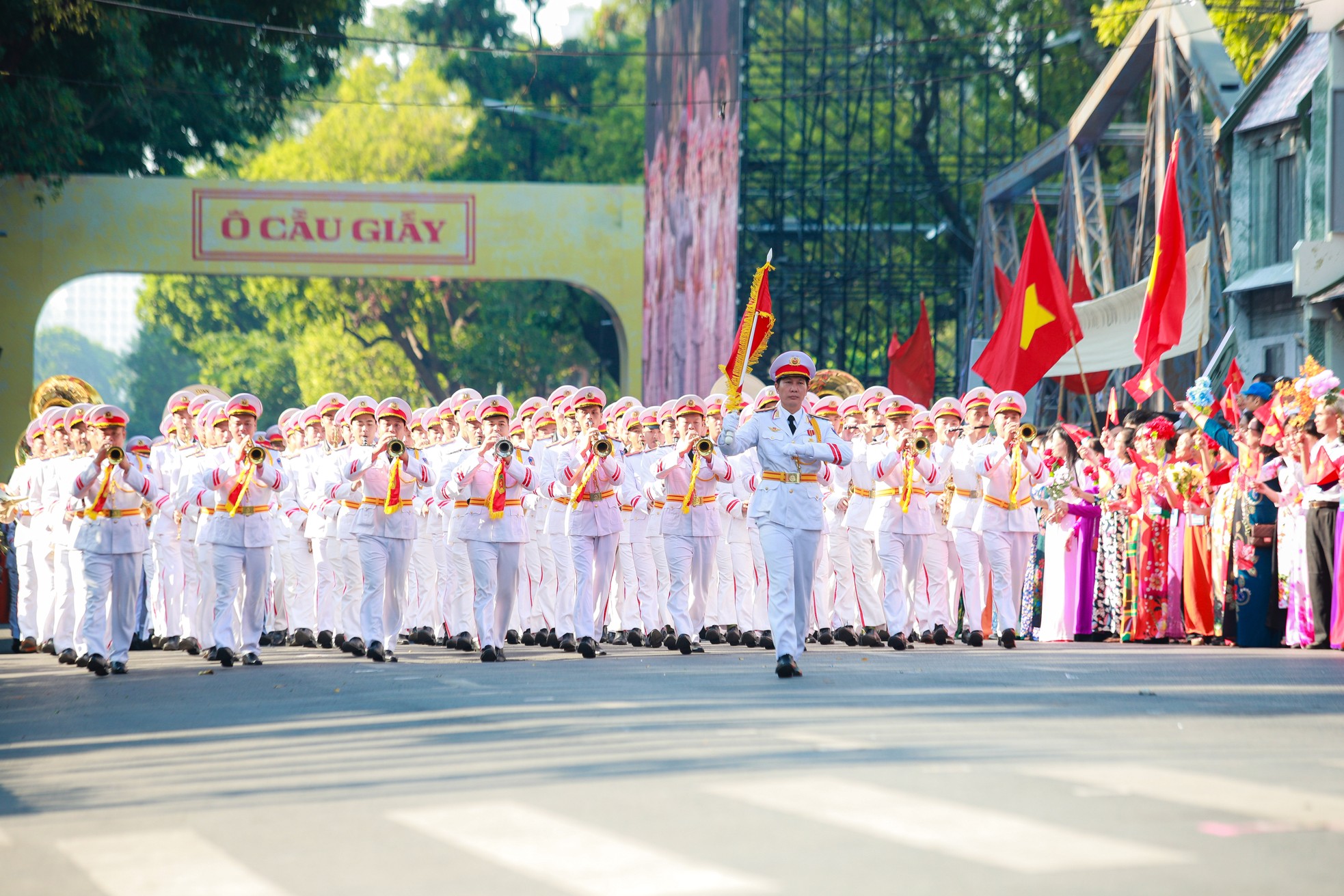 Hình ảnh đoàn quân tiến về Hà Nội năm 1954 được tái hiện tại hồ Gươm - Ảnh 6.