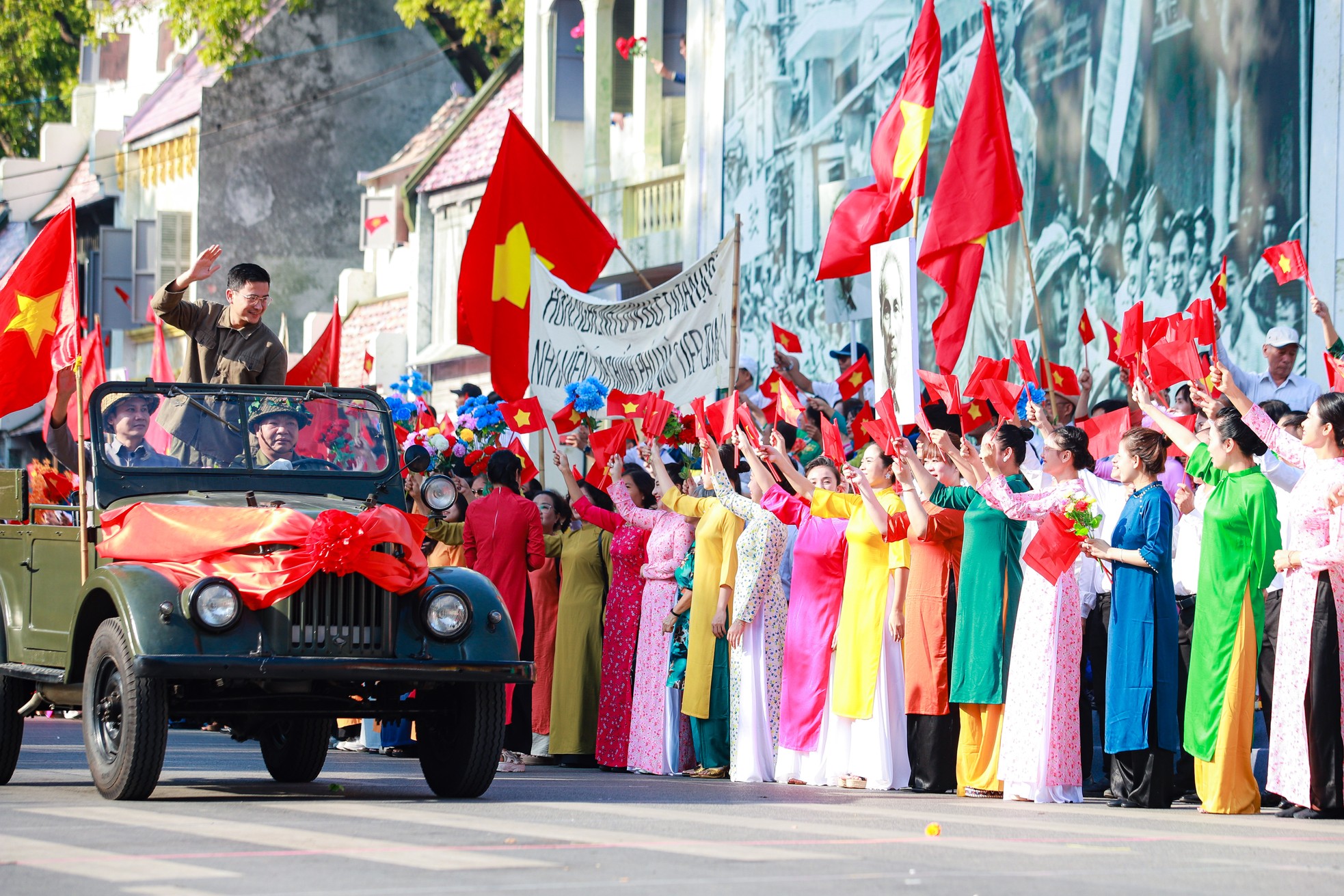 Hình ảnh đoàn quân tiến về Hà Nội năm 1954 được tái hiện tại hồ Gươm - Ảnh 4.