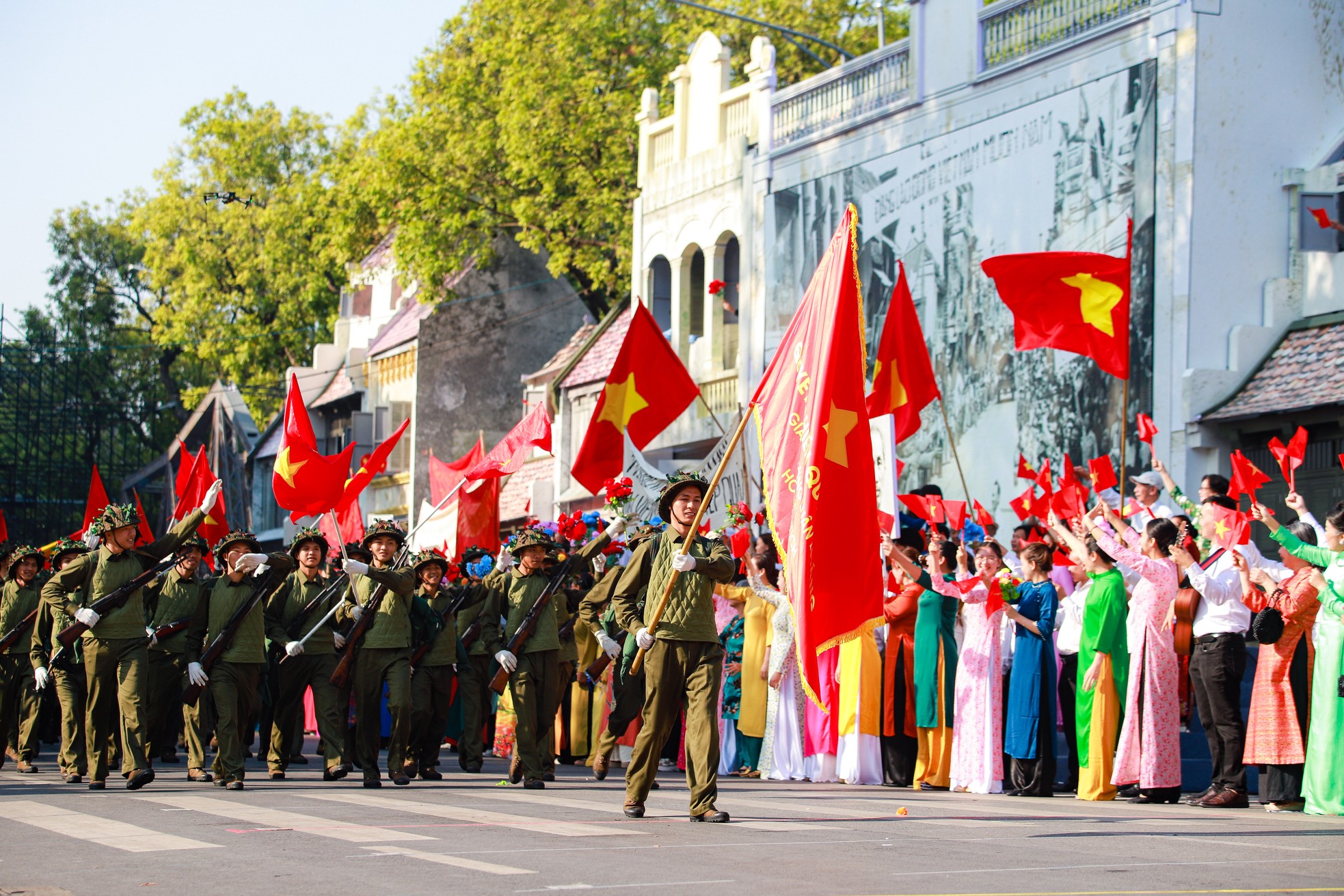 Hình ảnh đoàn quân tiến về Hà Nội năm 1954 được tái hiện tại hồ Gươm - Ảnh 5.