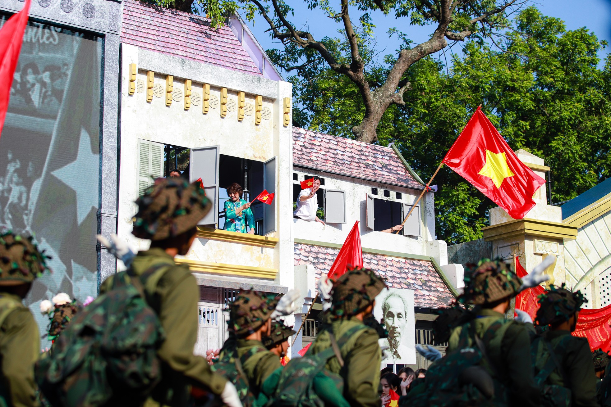 Hình ảnh đoàn quân tiến về Hà Nội năm 1954 được tái hiện tại hồ Gươm - Ảnh 8.