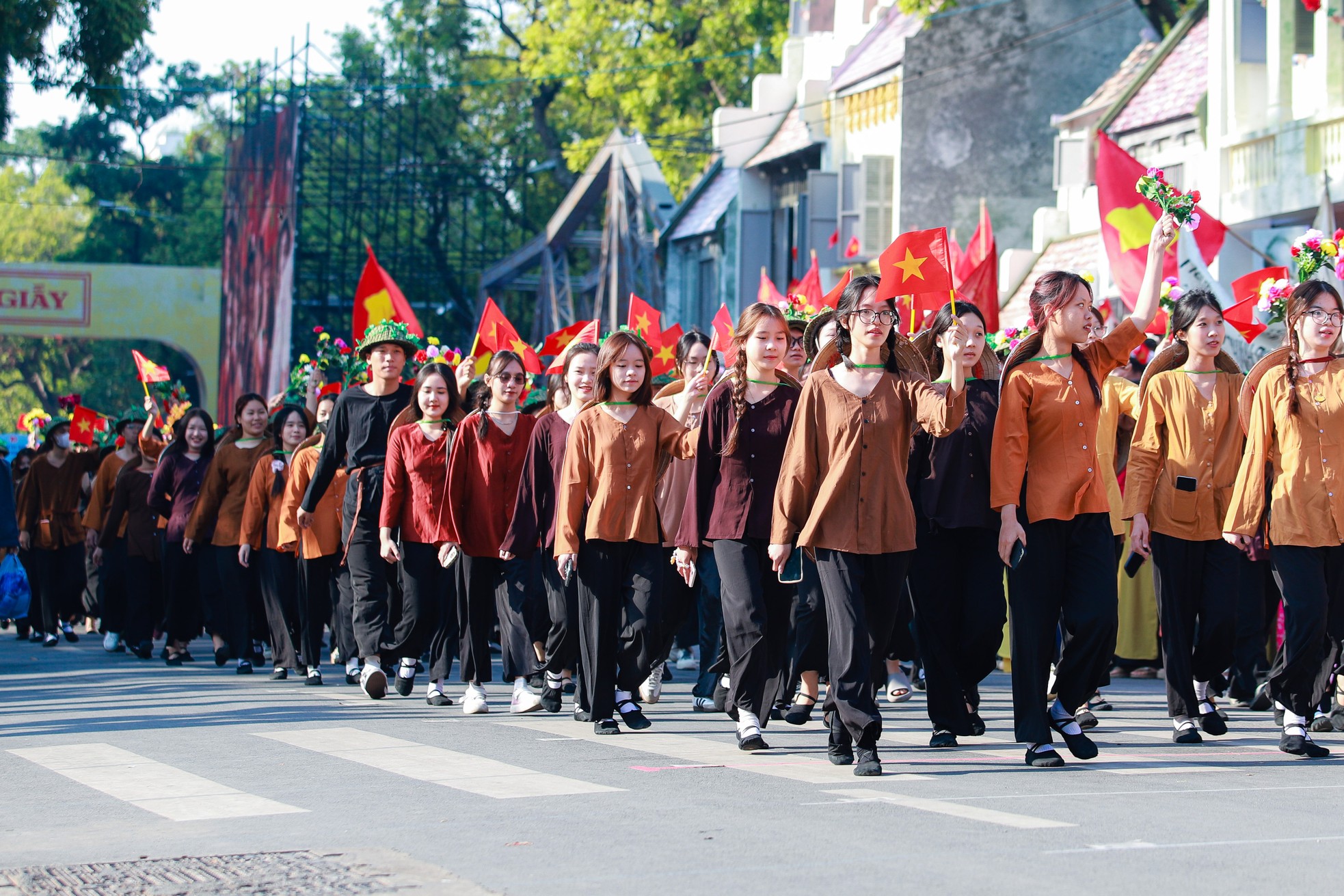 Hình ảnh đoàn quân tiến về Hà Nội năm 1954 được tái hiện tại hồ Gươm - Ảnh 7.