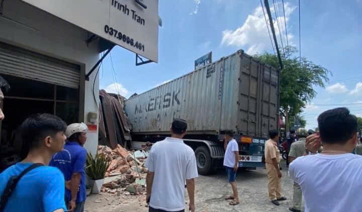 Tài xế container tử vong sau khi tông sập nhà dân- Ảnh 2.