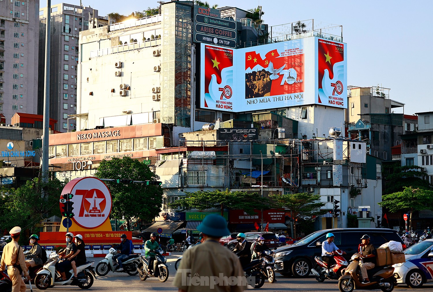 Hà Nội trang hoàng đường phố chào mừng 70 năm Giải phóng Thủ đô - Ảnh 10.