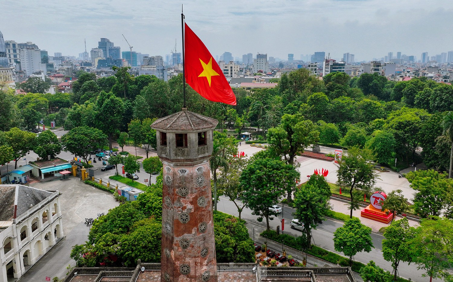 Hà Nội trang hoàng đường phố chào mừng 70 năm Giải phóng Thủ đô - Ảnh 3.