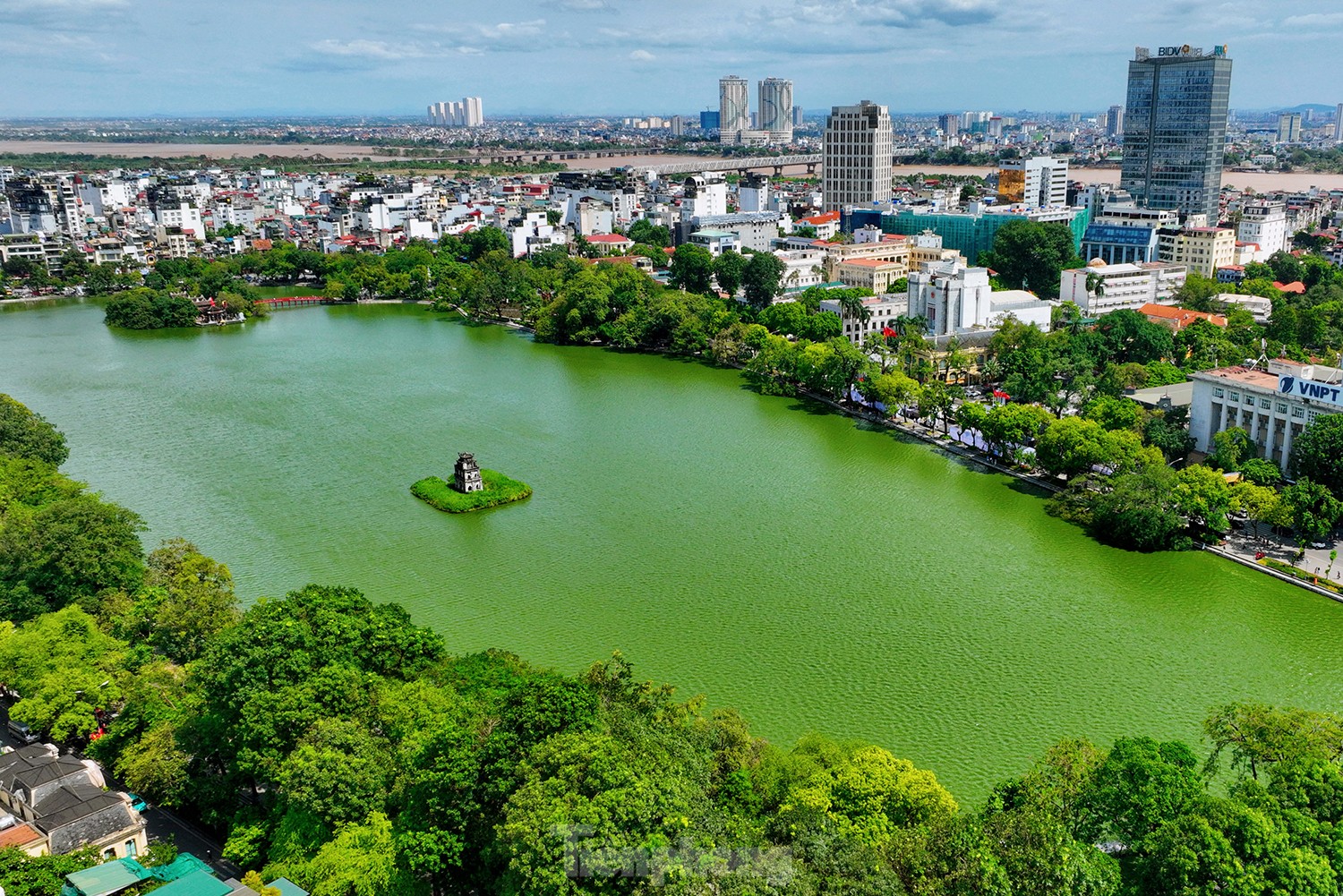 Hà Nội trang hoàng đường phố chào mừng 70 năm Giải phóng Thủ đô - Ảnh 2.