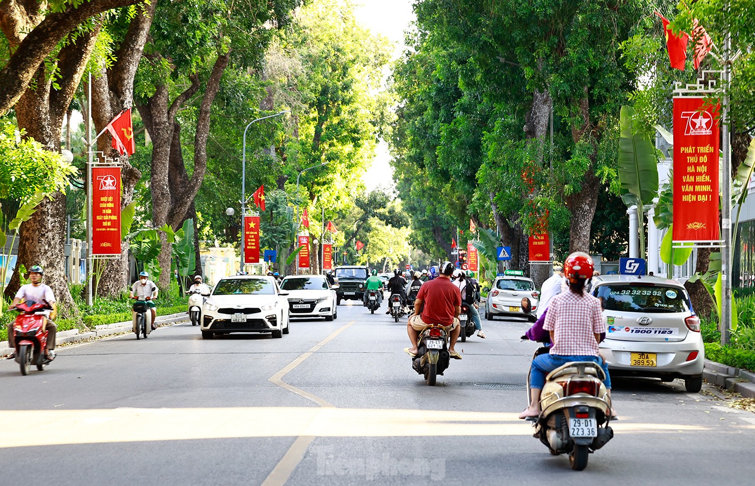 Hà Nội trang hoàng đường phố chào mừng 70 năm Giải phóng Thủ đô - Ảnh 6.