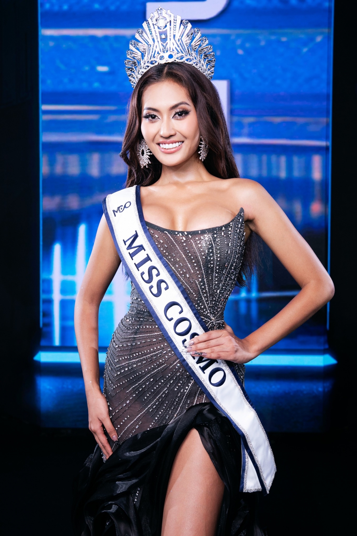 Nhan sắc gợi cảm của người đẹp Indonesia - Tân Miss Cosmo 2024 - Ảnh 2.