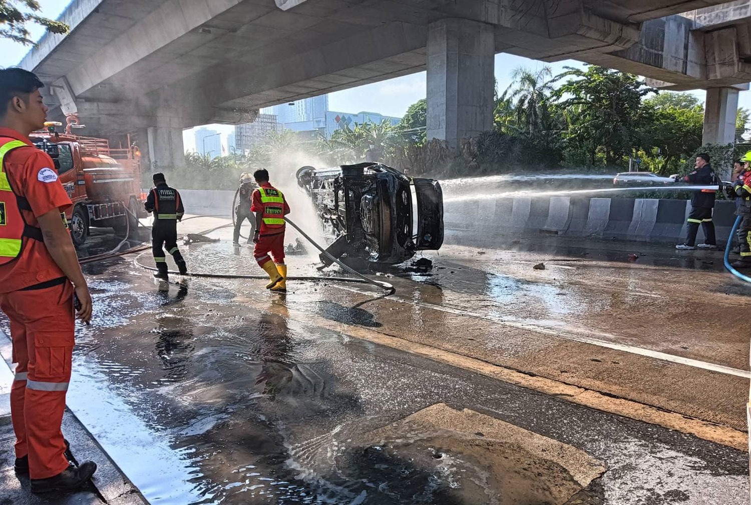 Taxi bốc cháy ngùn ngụt ngay trên phố, nghẹt thở giải cứu các nạn nhân trước thảm họa - Ảnh 3.