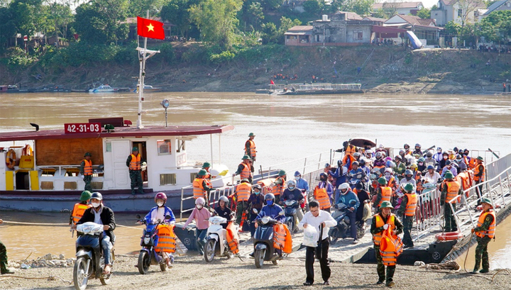 Tạm dừng lưu thông qua phà để chuẩn bị lắp lại cầu phao Phong Châu - Ảnh 1.