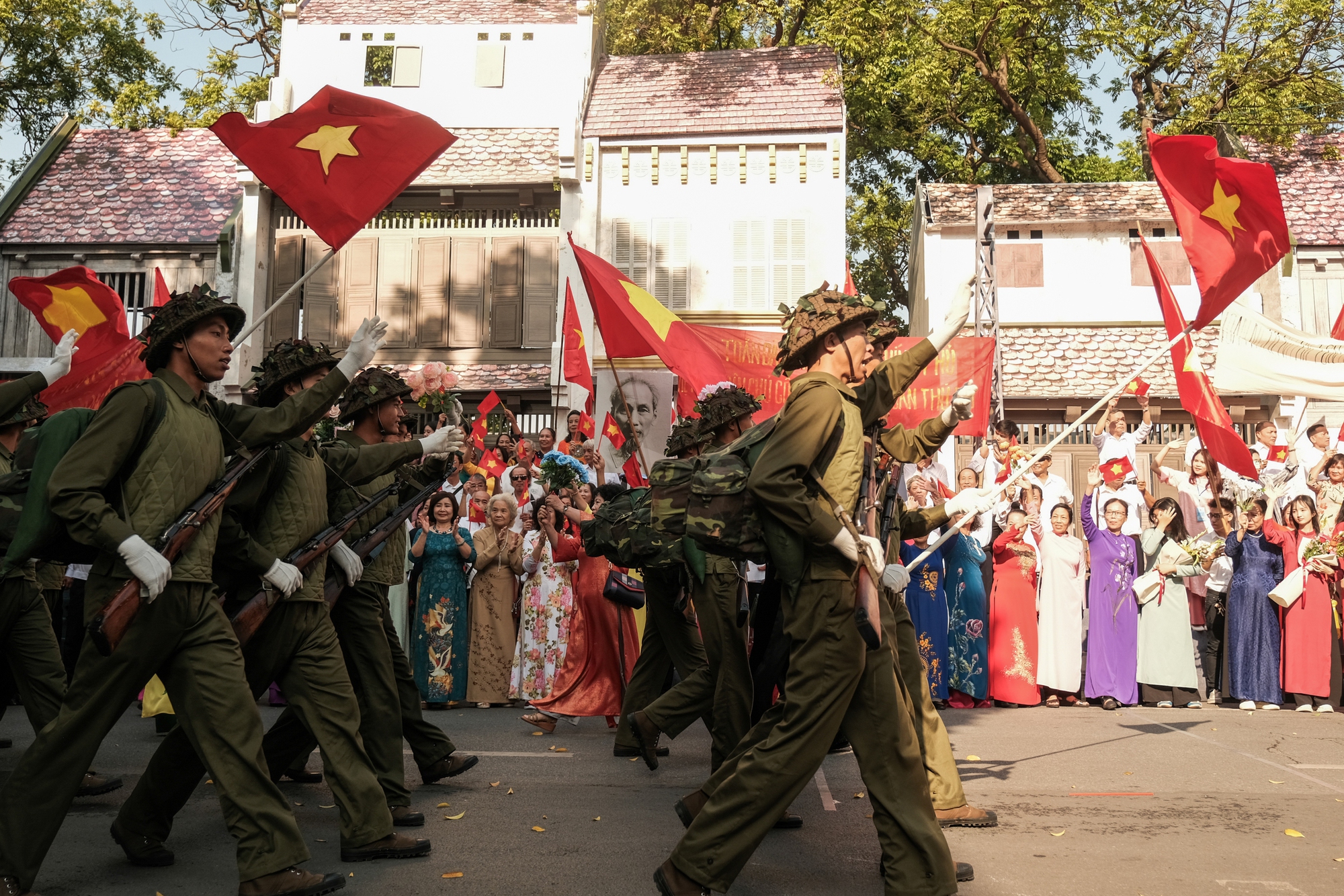 Hà Nội sáng nay: Hàng ngàn người diễu hành tái hiện thời khắc Thủ đô rợp cờ hoa đón đoàn quân giải phóng 70 năm trước- Ảnh 3.