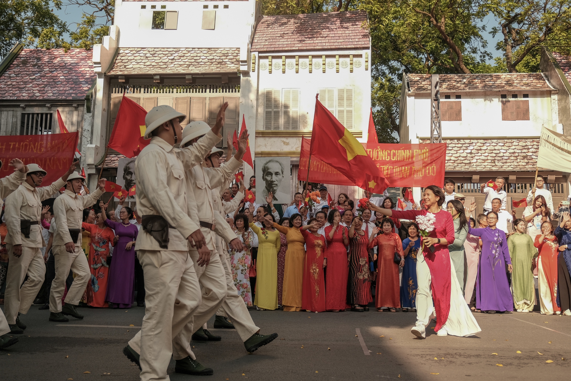 Hà Nội sáng nay: Hàng ngàn người diễu hành tái hiện thời khắc Thủ đô rợp cờ hoa đón đoàn quân giải phóng 70 năm trước- Ảnh 5.