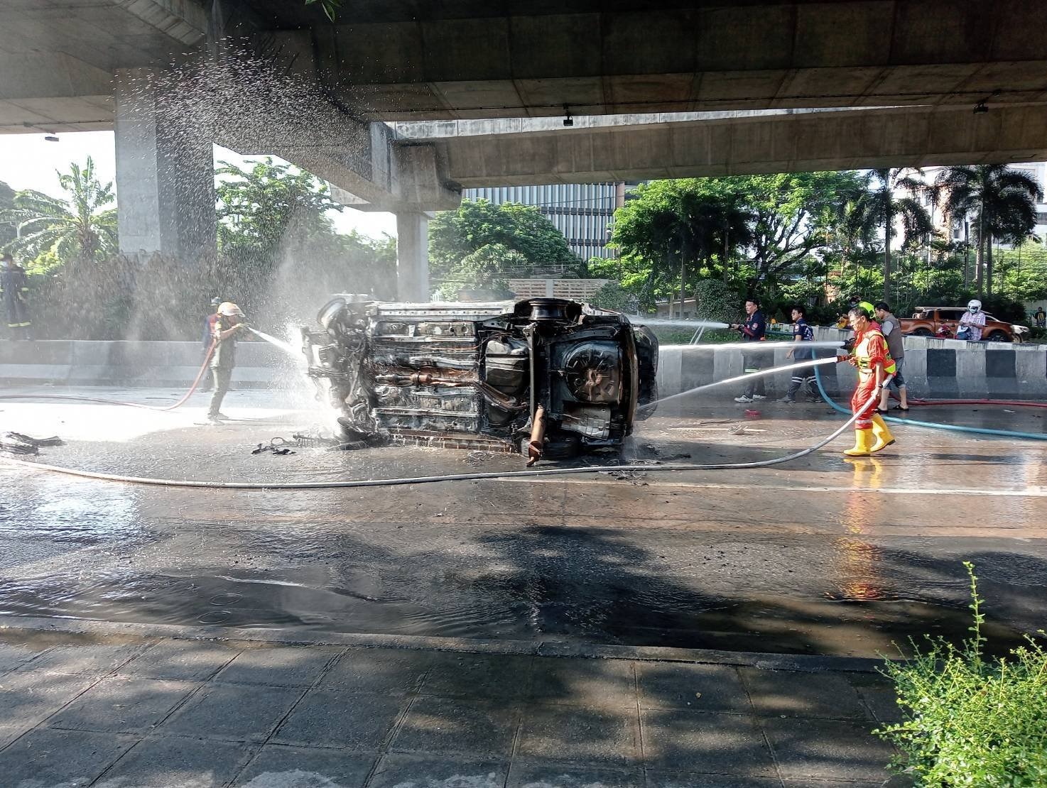 Taxi bốc cháy ngùn ngụt ngay trên phố, nghẹt thở giải cứu các nạn nhân trước thảm họa - Ảnh 2.