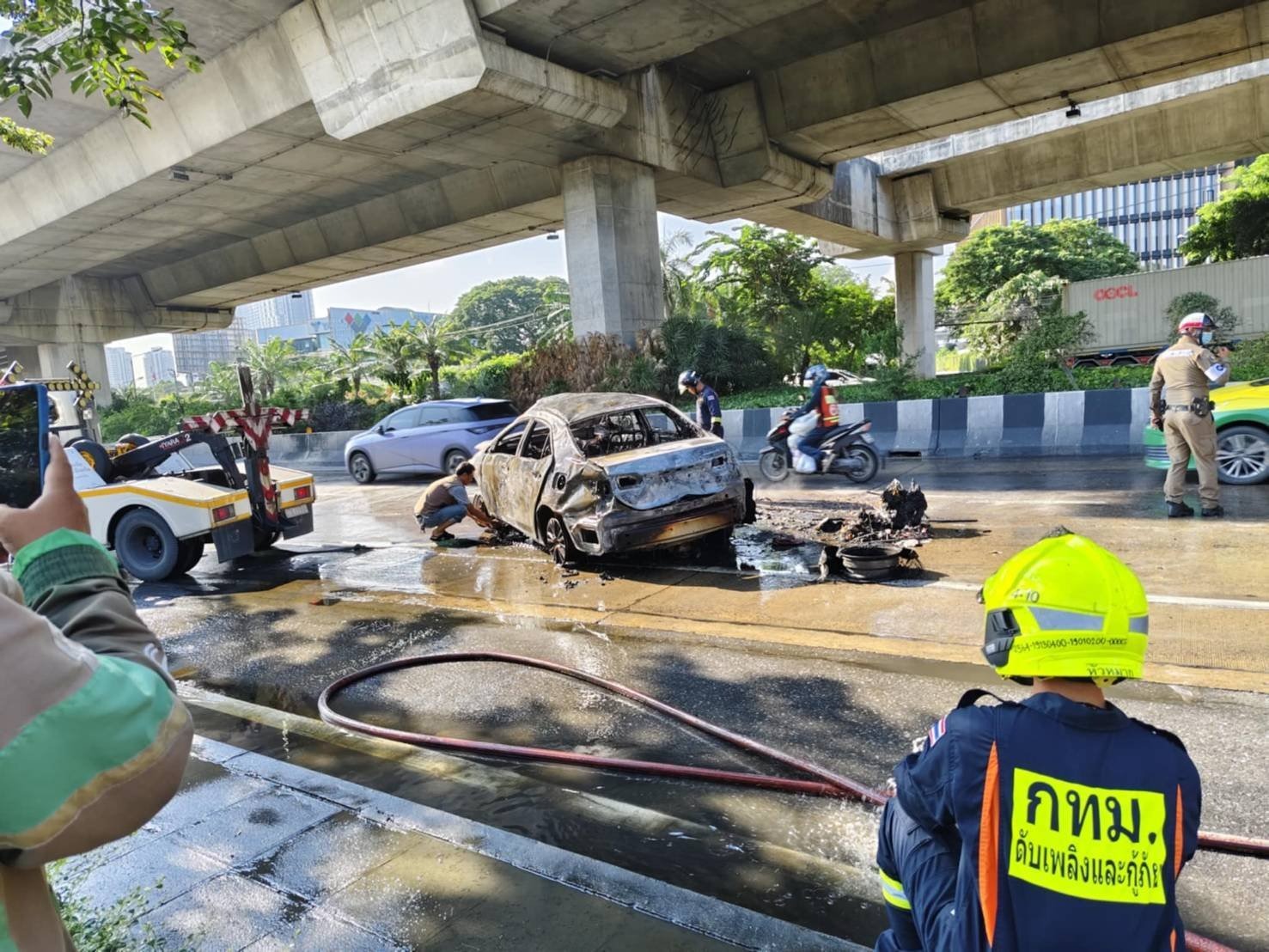 Taxi bốc cháy ngùn ngụt ngay trên phố, nghẹt thở giải cứu các nạn nhân trước thảm họa - Ảnh 4.