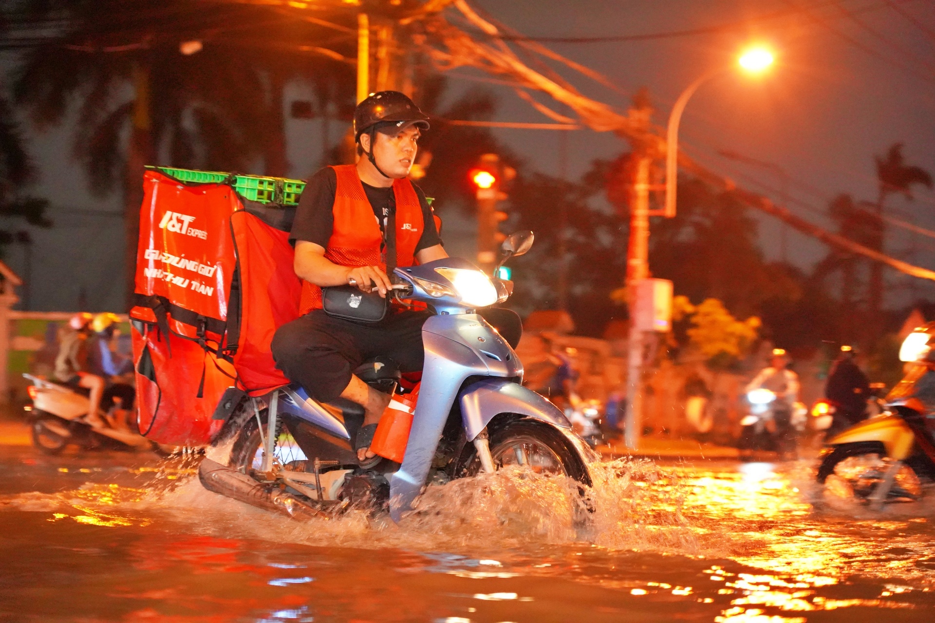 TP.HCM: Triều cường đạt đỉnh, loạt xe ngập nước chết máy trên đường - Ảnh 4.