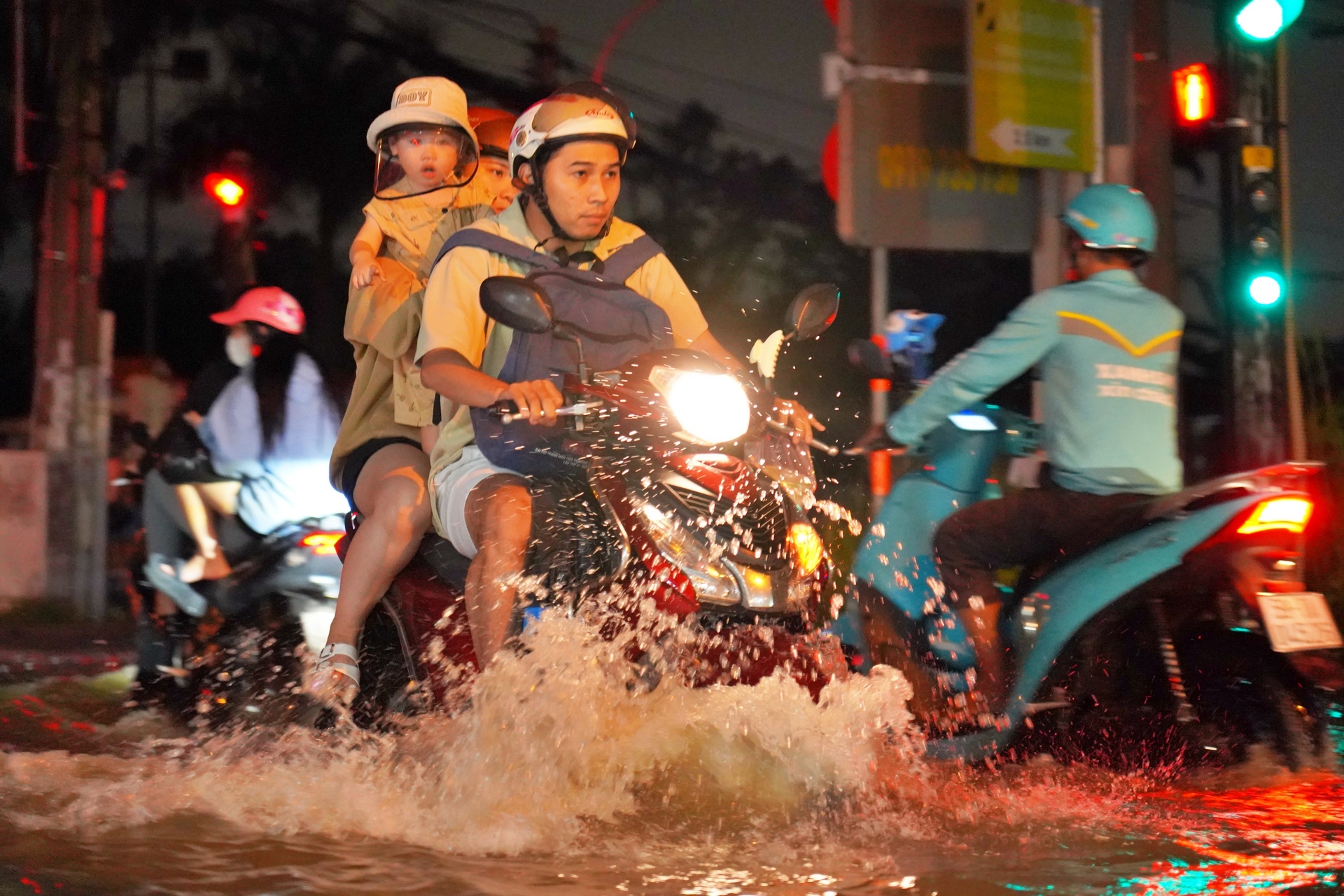 TP.HCM: Triều cường đạt đỉnh, loạt xe ngập nước chết máy trên đường - Ảnh 7.