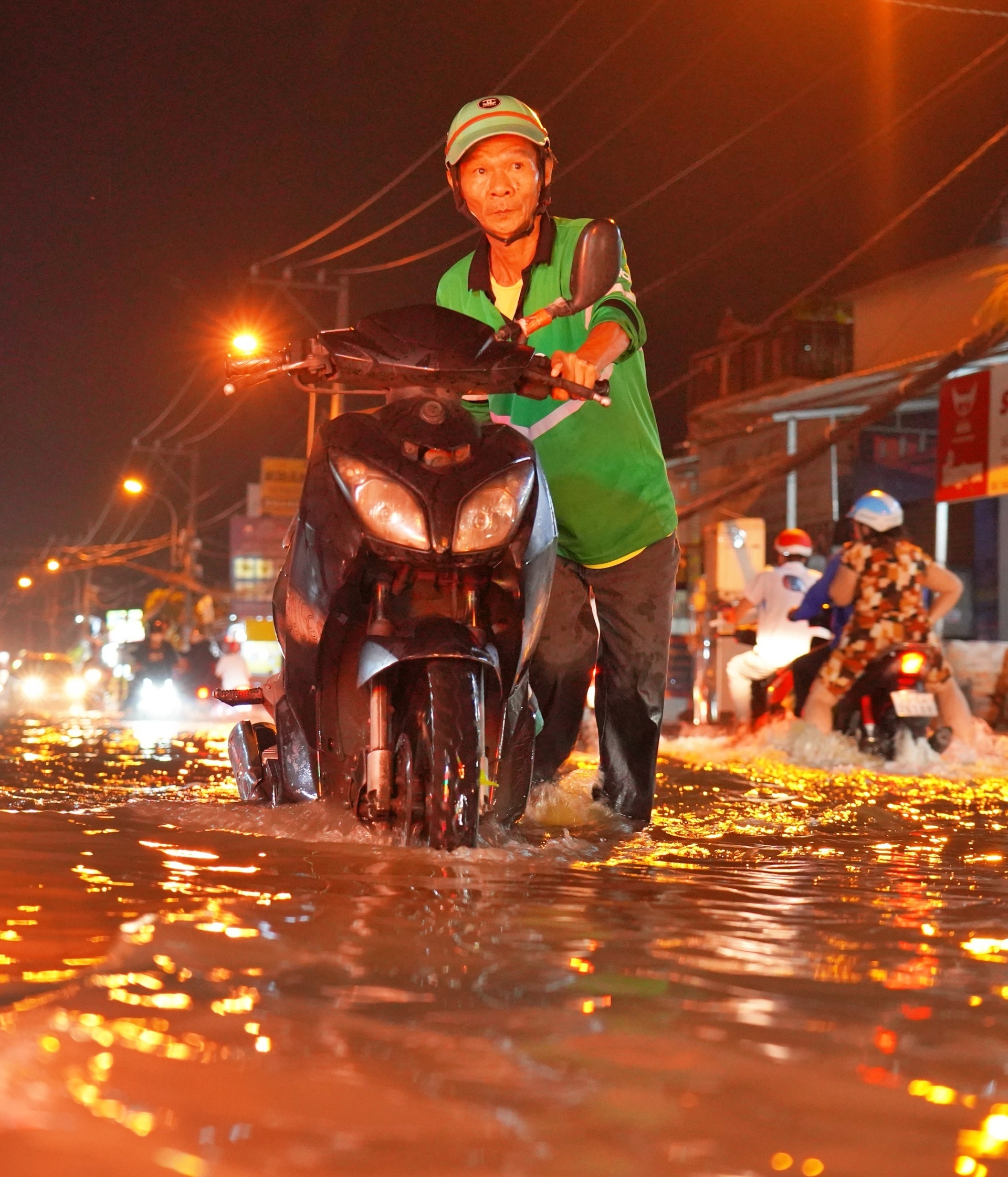 TP.HCM: Triều cường đạt đỉnh, loạt xe ngập nước chết máy trên đường - Ảnh 9.