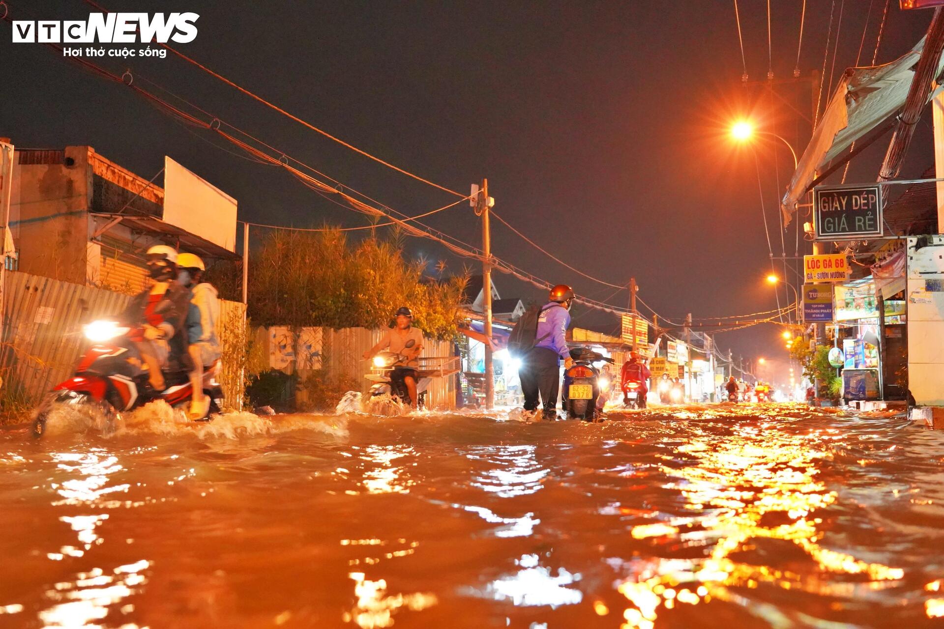 TP.HCM: Triều cường đạt đỉnh, loạt xe ngập nước chết máy trên đường - Ảnh 1.