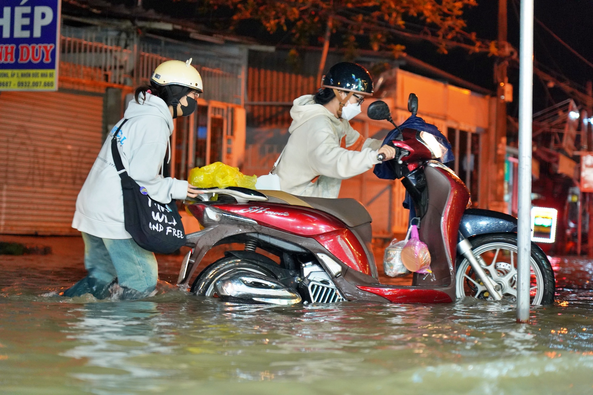 TP.HCM: Triều cường đạt đỉnh, loạt xe ngập nước chết máy trên đường - Ảnh 10.