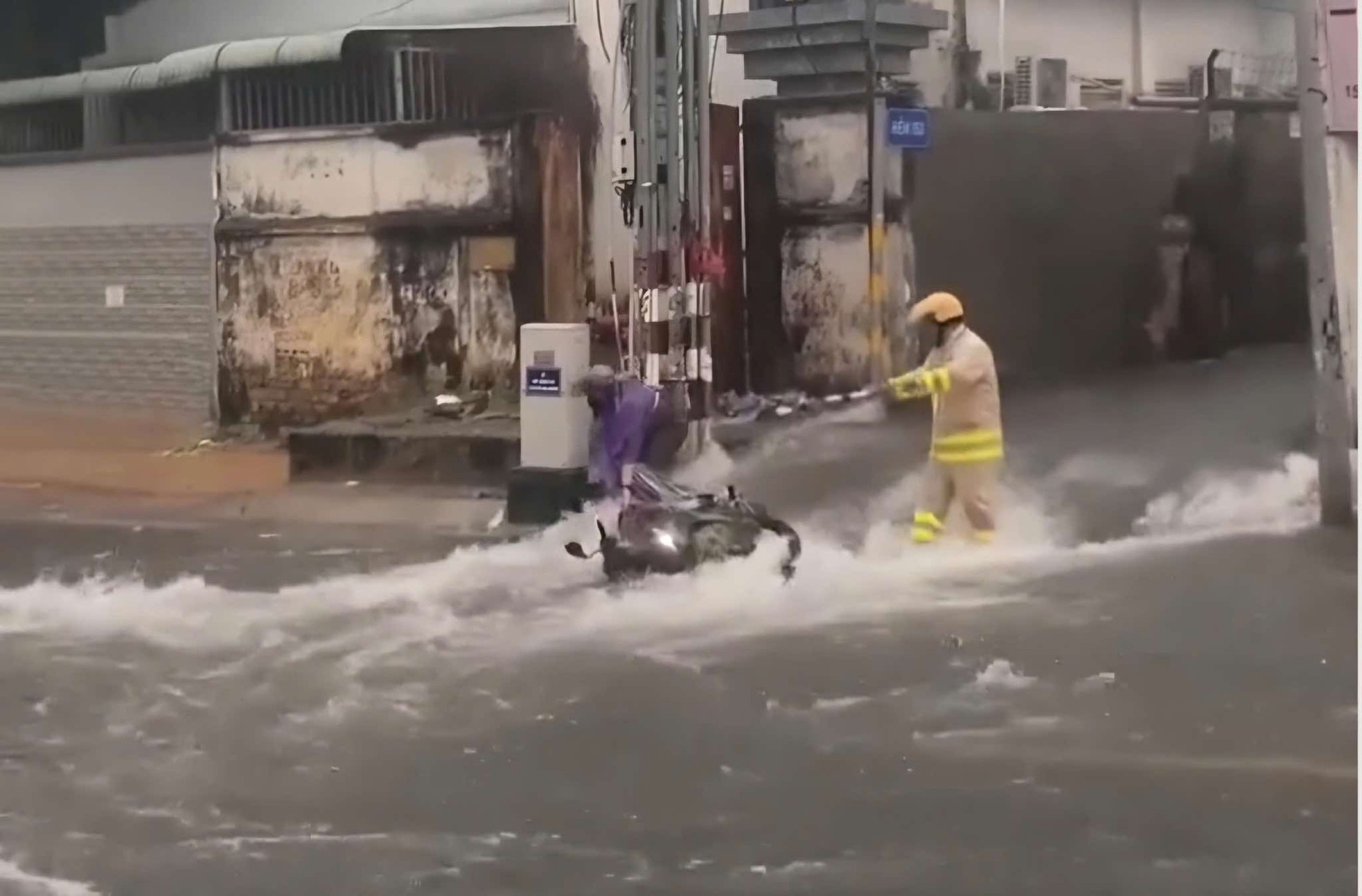 Mưa trắng trời ở TPHCM, giao lộ dẫn vào sân bay Tân Sơn Nhất ngập chưa từng thấy - Ảnh 9.