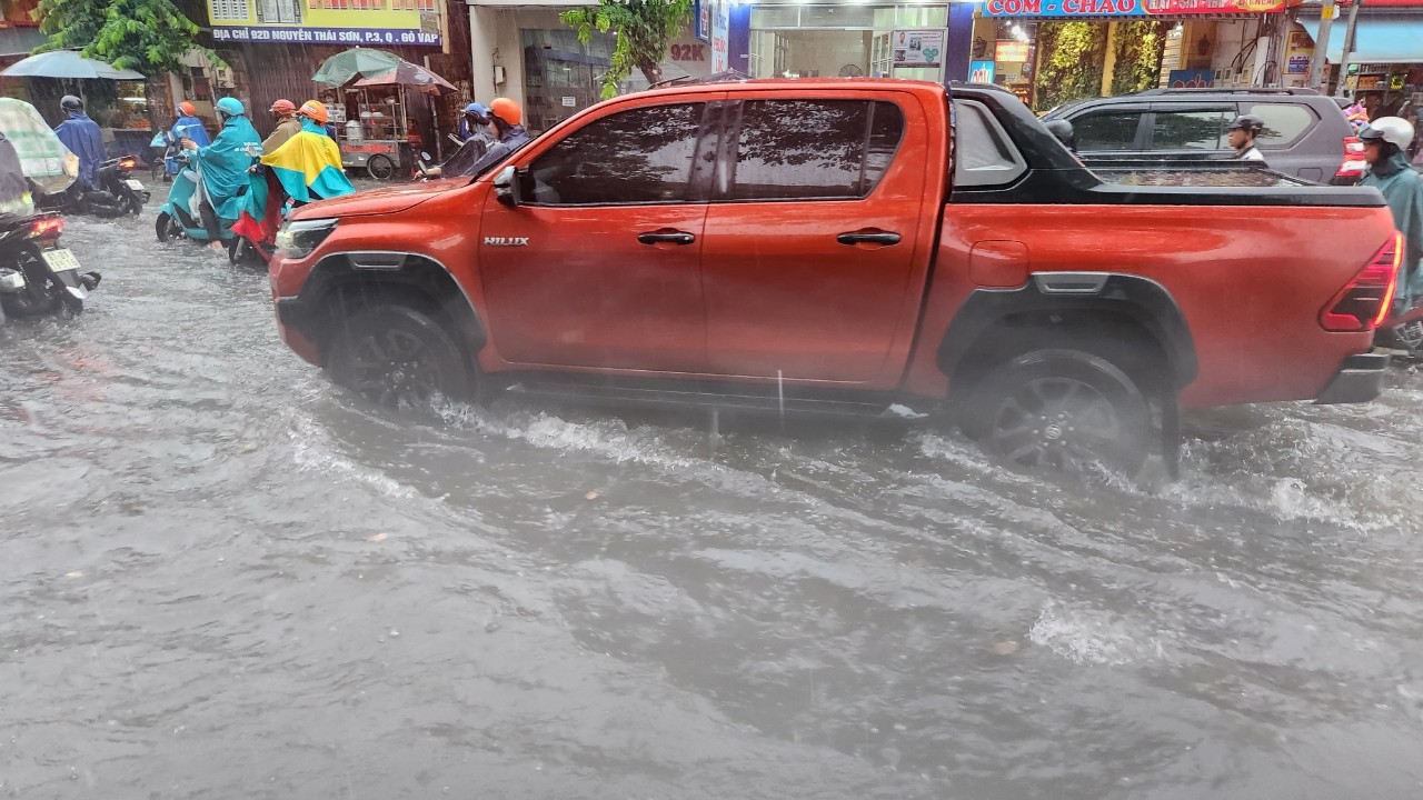 Mưa trắng trời ở TPHCM, giao lộ dẫn vào sân bay Tân Sơn Nhất ngập chưa từng thấy - Ảnh 11.