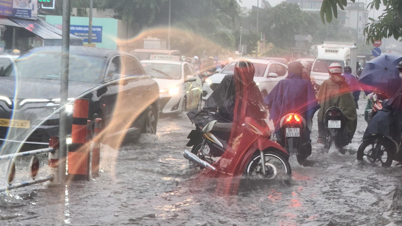 Mưa trắng trời ở TPHCM, giao lộ dẫn vào sân bay Tân Sơn Nhất ngập chưa từng thấy - Ảnh 2.