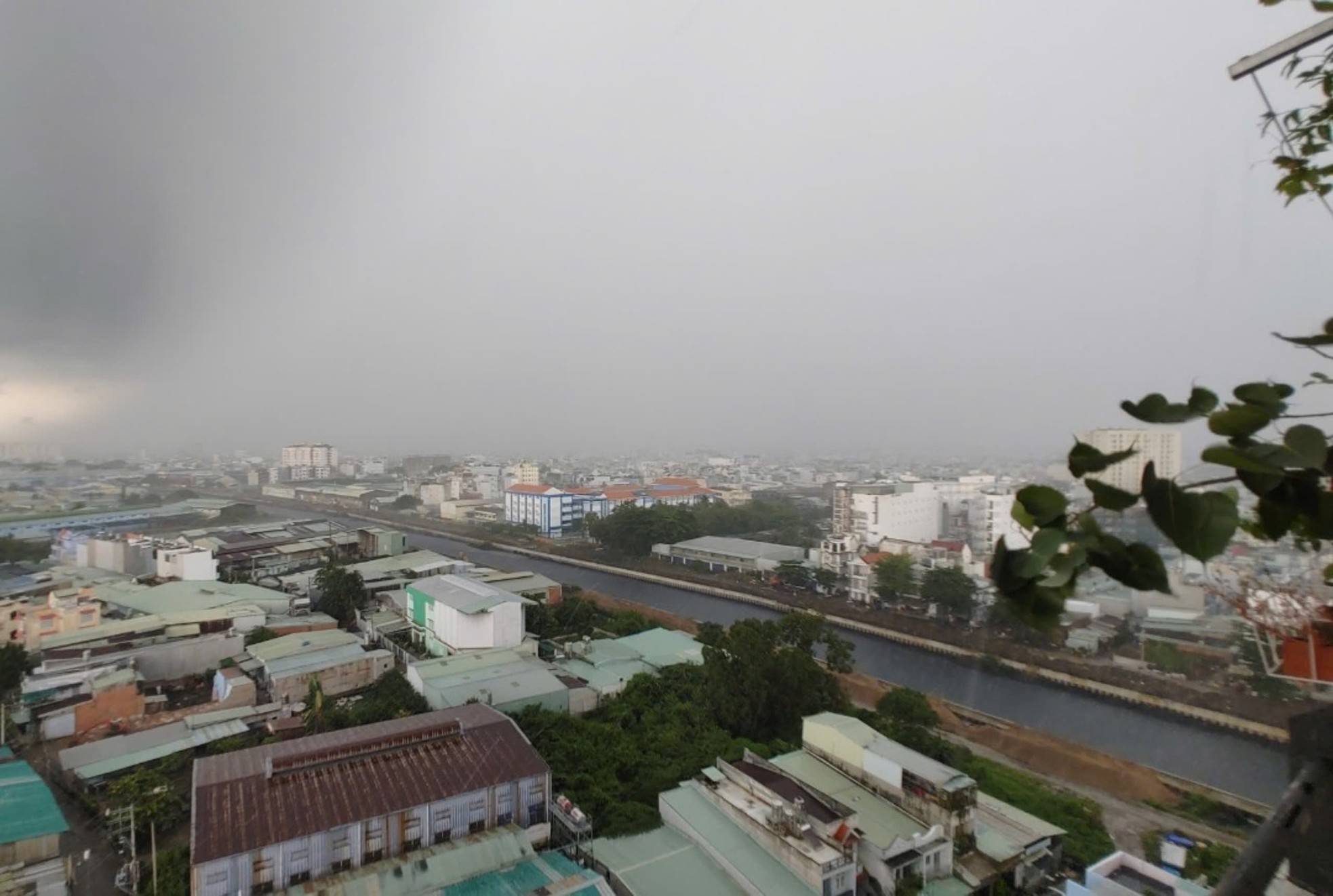 Mưa trắng trời ở TPHCM, giao lộ dẫn vào sân bay Tân Sơn Nhất ngập chưa từng thấy - Ảnh 7.