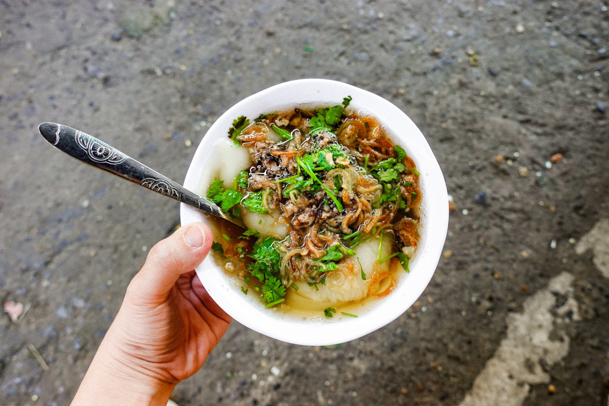 Hàng bánh đúc nóng &quot;huyền thoại&quot; 30 năm gắn với tuổi thơ nhiều người Hà Nội, trời thu này mà đi ăn là tuyệt nhất!- Ảnh 8.