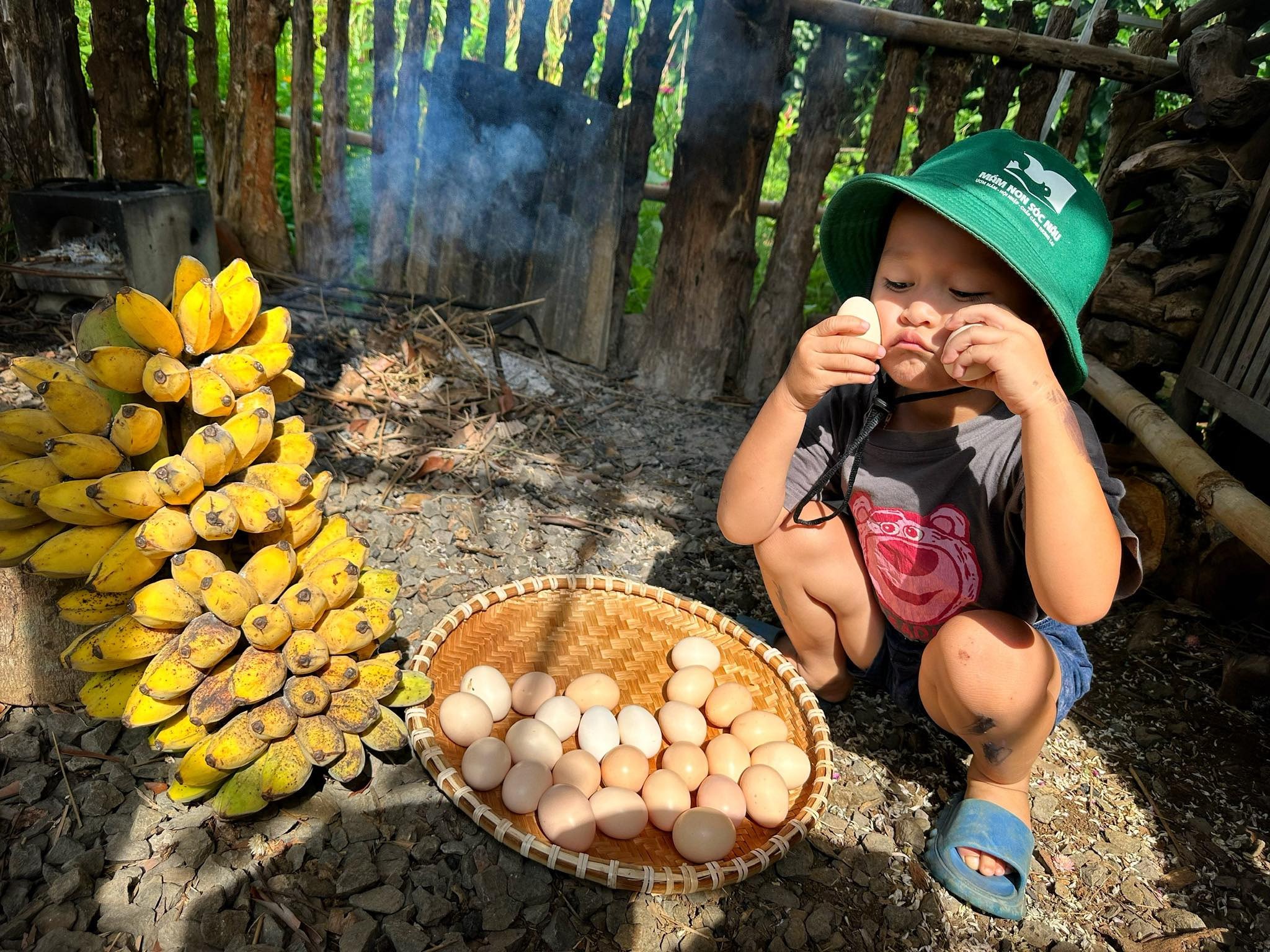 Không muốn các con lớn lên trong không gian bí bách, cả nhà về vùng quê Đắk Lắk dù bị phản đối - Ảnh 2.