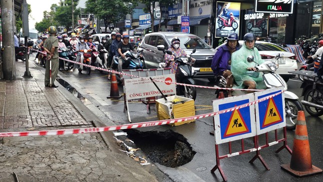 TPHCM liên tiếp xuất hiện ‘hố tử thần’ - Ảnh 1.