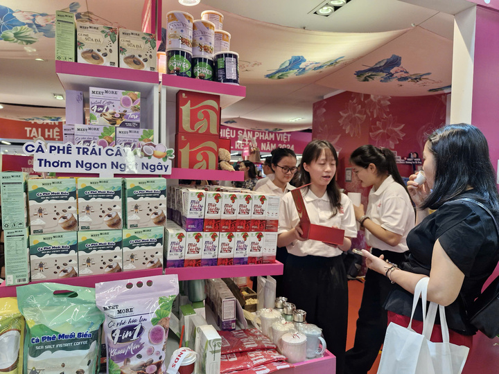 Người tiêu dùng Việt sắp phải chi 100 nghìn đồng cho ly cà phê - Ảnh 3. Người tiêu dùng Việt sắp phải chi 100 nghìn đồng cho ly cà phê - Ảnh 3.