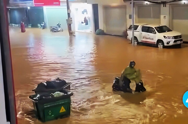 Mưa lớn, tuyến đường trung tâm Đà Lạt ngập sâu- Ảnh 1.