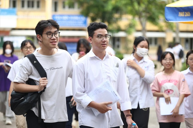 Đề thi, kiểm tra môn Ngữ văn gây tranh cãi: Hệ lụy từ việc lấy ngữ liệu ngoài SGK - Ảnh 1.