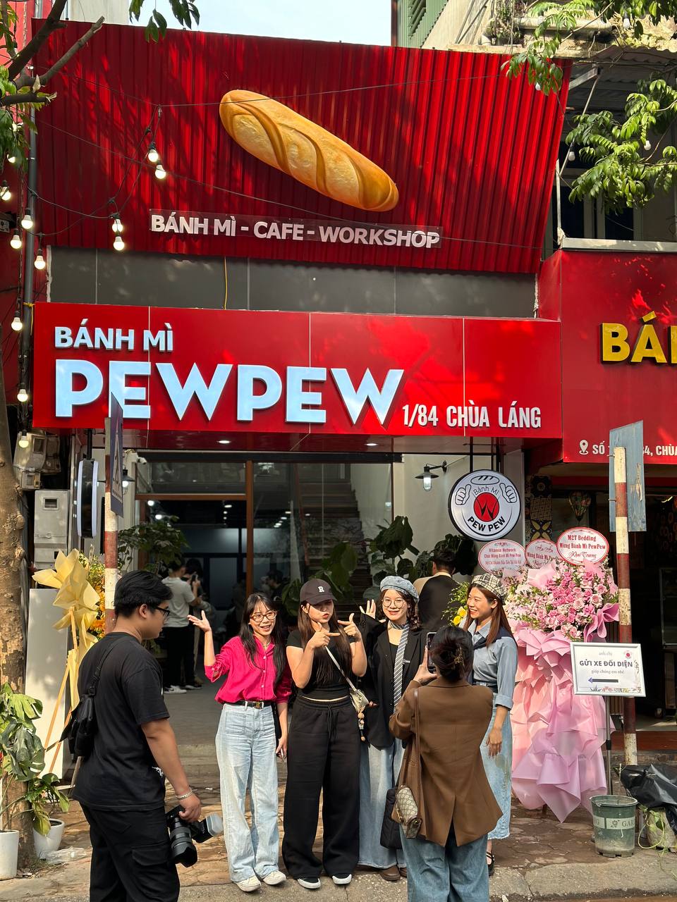 Ngay l&uacute;c n&agrave;y: D&ograve;ng người xếp h&agrave;ng d&agrave;i tại b&aacute;nh m&igrave; PewPew vừa khai trương ở H&agrave; Nội, sẵn s&agrave;ng chờ cả tiếng để mua- Ảnh 2.