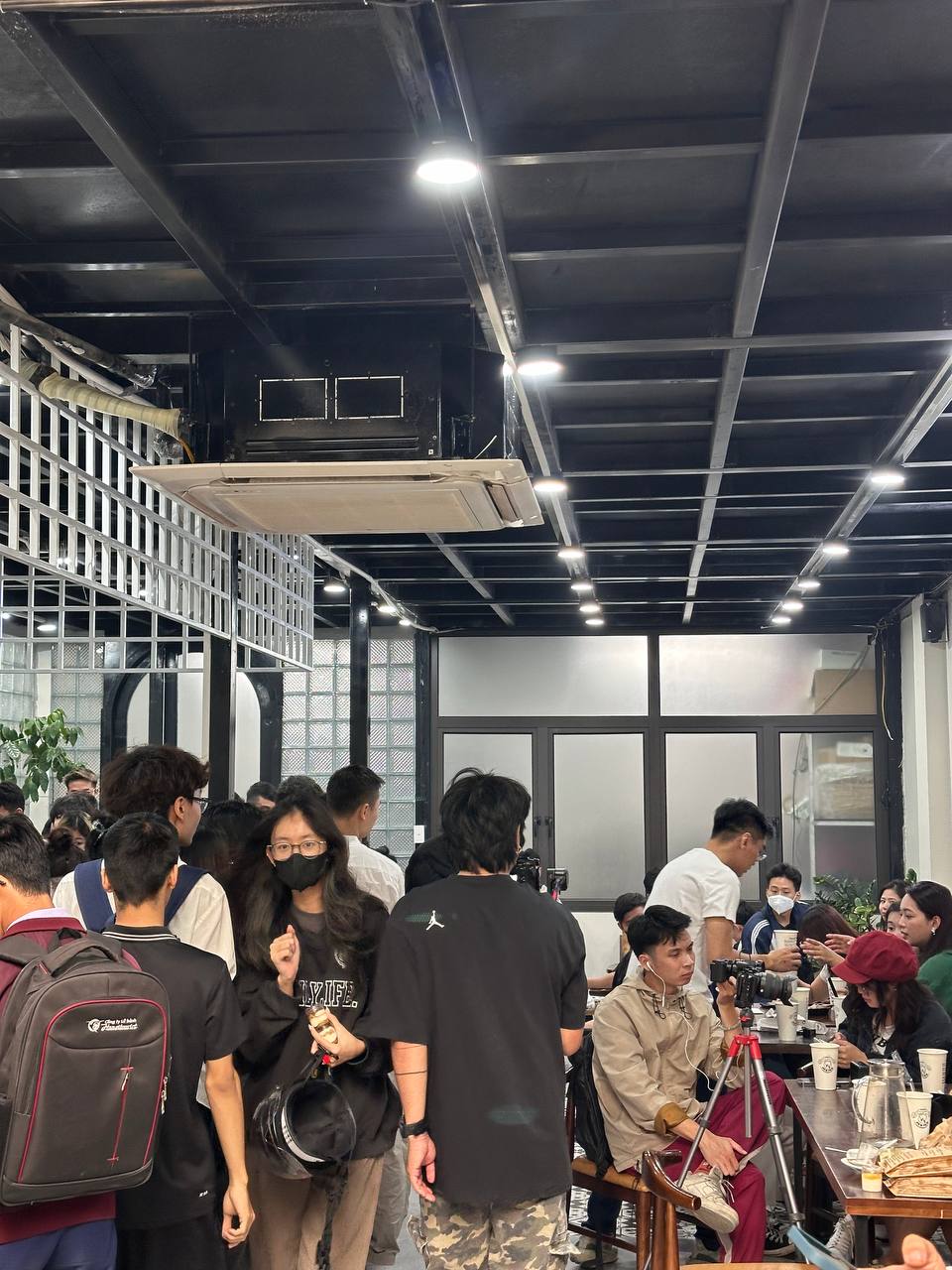 Ngay l&uacute;c n&agrave;y: D&ograve;ng người xếp h&agrave;ng d&agrave;i tại b&aacute;nh m&igrave; PewPew vừa khai trương ở H&agrave; Nội, sẵn s&agrave;ng chờ cả tiếng để mua- Ảnh 3.