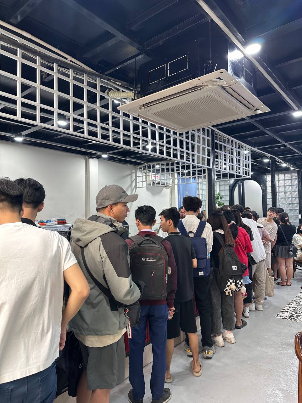Ngay l&uacute;c n&agrave;y: D&ograve;ng người xếp h&agrave;ng d&agrave;i tại b&aacute;nh m&igrave; PewPew vừa khai trương ở H&agrave; Nội, sẵn s&agrave;ng chờ cả tiếng để mua- Ảnh 13.