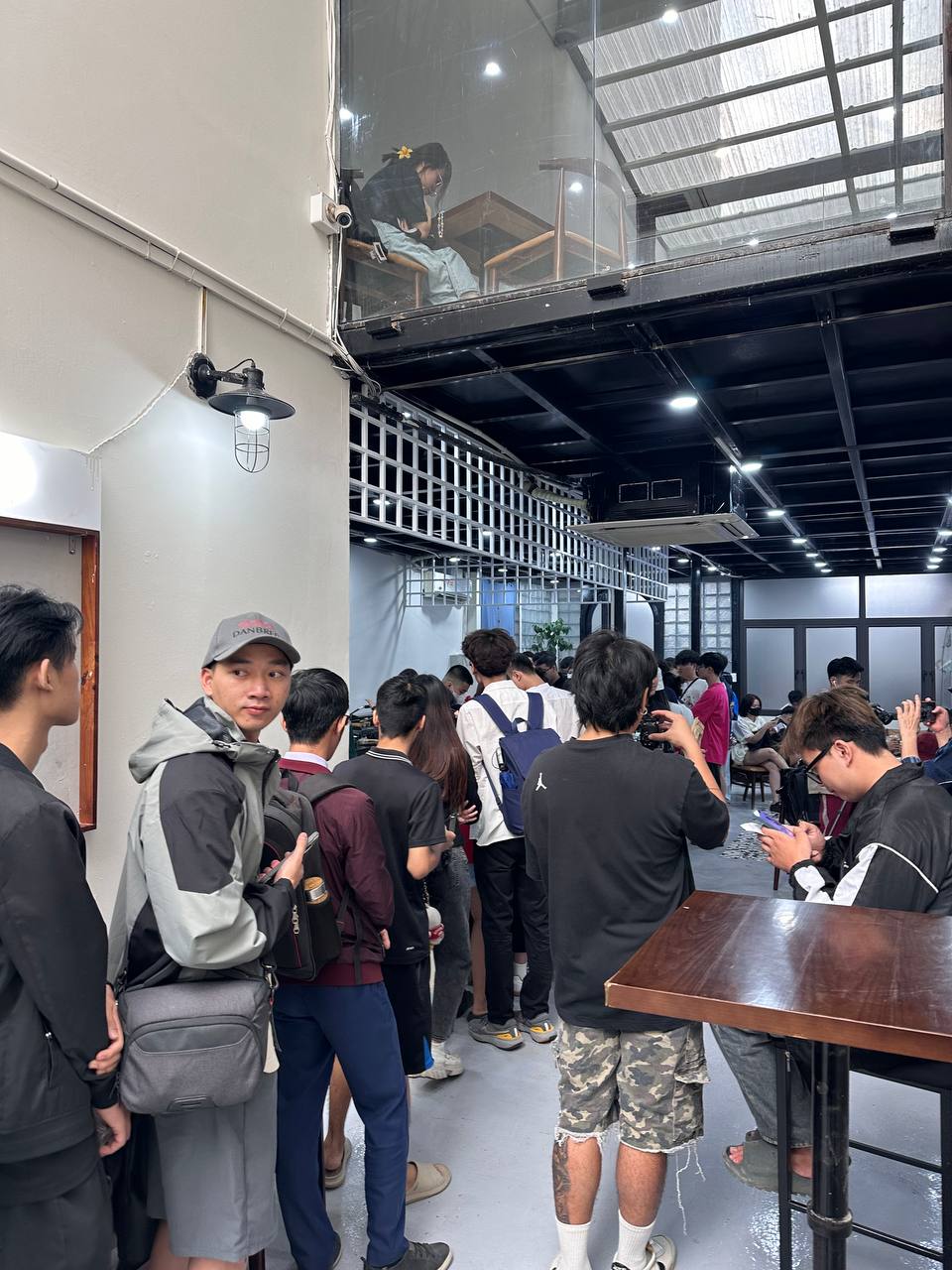 Ngay l&uacute;c n&agrave;y: D&ograve;ng người xếp h&agrave;ng d&agrave;i tại b&aacute;nh m&igrave; PewPew vừa khai trương ở H&agrave; Nội, sẵn s&agrave;ng chờ cả tiếng để mua- Ảnh 4.