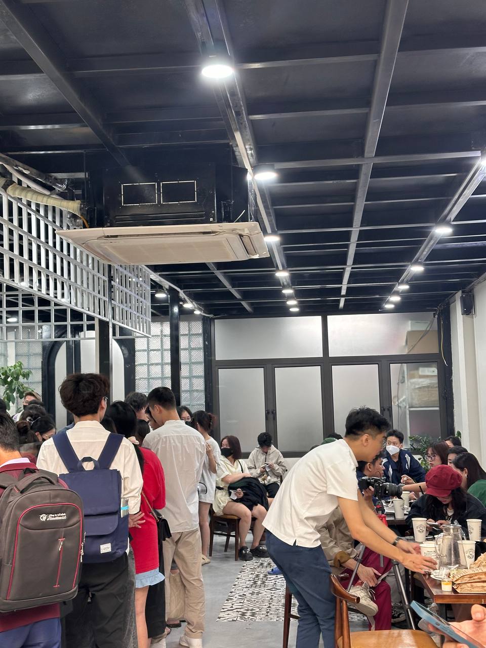 Ngay l&uacute;c n&agrave;y: D&ograve;ng người xếp h&agrave;ng d&agrave;i tại b&aacute;nh m&igrave; PewPew vừa khai trương ở H&agrave; Nội, sẵn s&agrave;ng chờ cả tiếng để mua- Ảnh 10.