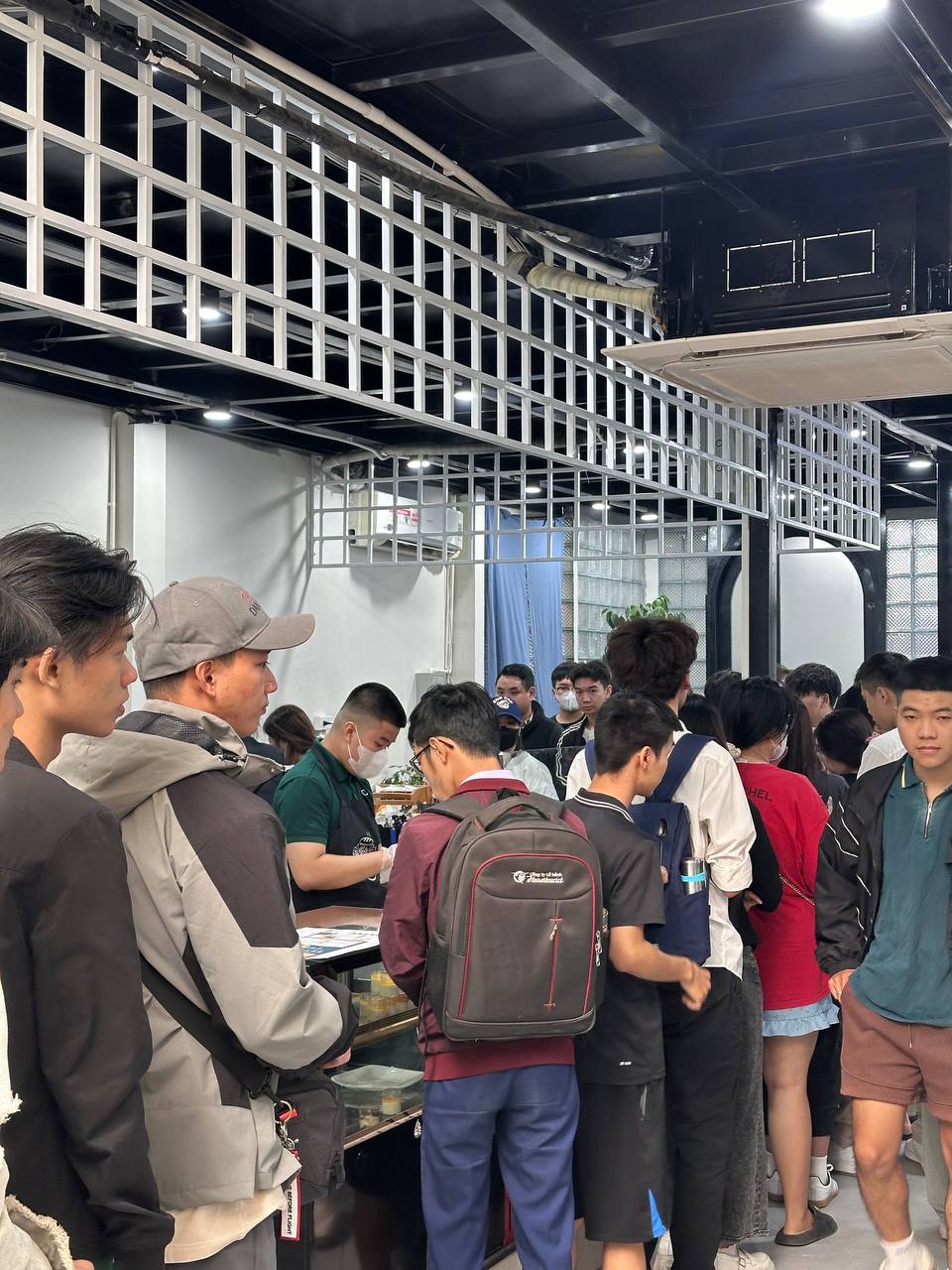 Ngay l&uacute;c n&agrave;y: D&ograve;ng người xếp h&agrave;ng d&agrave;i tại b&aacute;nh m&igrave; PewPew vừa khai trương ở H&agrave; Nội, sẵn s&agrave;ng chờ cả tiếng để mua- Ảnh 5.