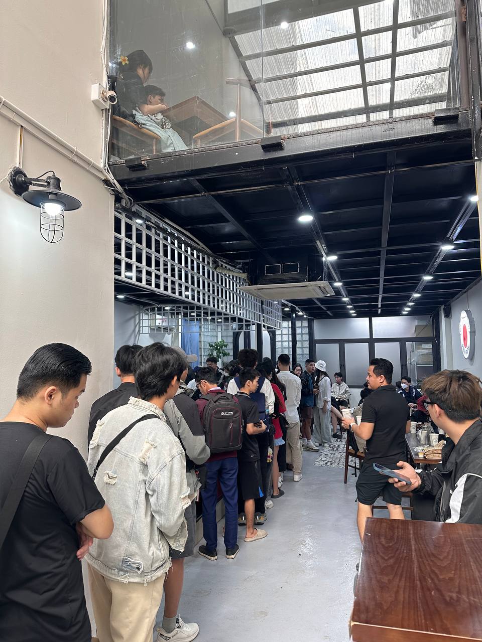Ngay l&uacute;c n&agrave;y: D&ograve;ng người xếp h&agrave;ng d&agrave;i tại b&aacute;nh m&igrave; PewPew vừa khai trương ở H&agrave; Nội, sẵn s&agrave;ng chờ cả tiếng để mua- Ảnh 6.