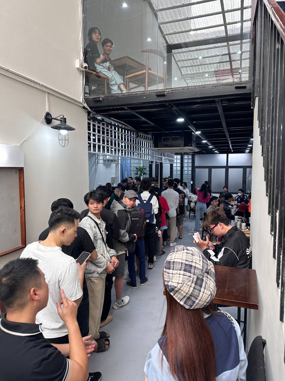 Ngay l&uacute;c n&agrave;y: D&ograve;ng người xếp h&agrave;ng d&agrave;i tại b&aacute;nh m&igrave; PewPew vừa khai trương ở H&agrave; Nội, sẵn s&agrave;ng chờ cả tiếng để mua- Ảnh 7.