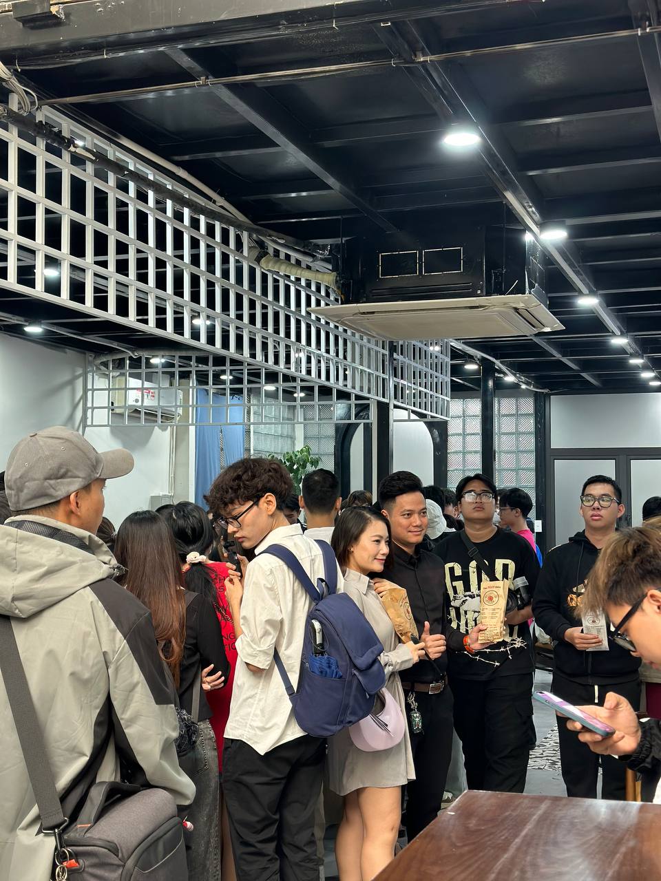 Ngay l&uacute;c n&agrave;y: D&ograve;ng người xếp h&agrave;ng d&agrave;i tại b&aacute;nh m&igrave; PewPew vừa khai trương ở H&agrave; Nội, sẵn s&agrave;ng chờ cả tiếng để mua- Ảnh 8.