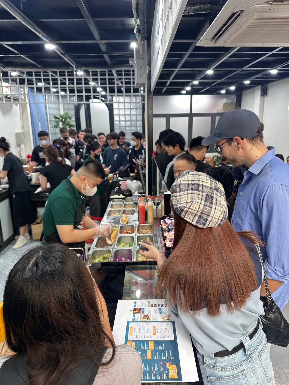 Ngay l&uacute;c n&agrave;y: D&ograve;ng người xếp h&agrave;ng d&agrave;i tại b&aacute;nh m&igrave; PewPew vừa khai trương ở H&agrave; Nội, sẵn s&agrave;ng chờ cả tiếng để mua- Ảnh 12.