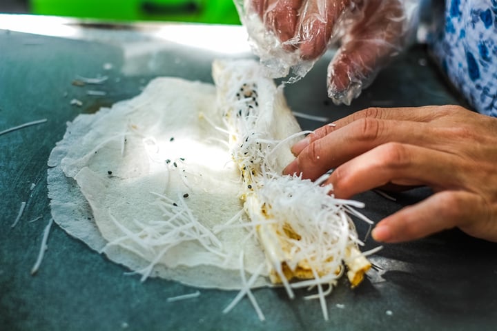 Vì sao gọi là món bò bía mà không có thịt bò? - Ảnh 1. Vì sao gọi là món bò bía mà không có thịt bò? - Ảnh 1.